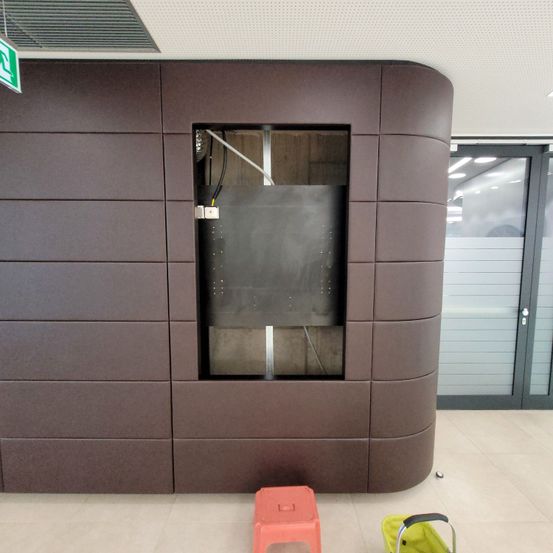 Bild enthält, Indoors, Interior Design, Architecture, Building, Furniture, Wood Panels, Floor