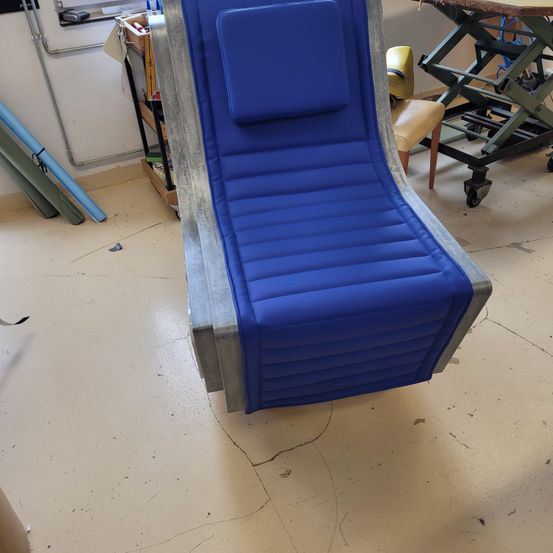 Bild enthält, Furniture, Floor, Chair, Flooring, Chaise