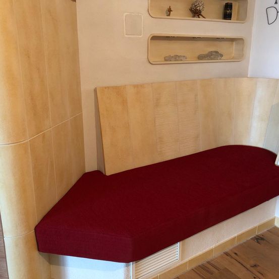 Bild enthält, Wood, Furniture, Cushion, Home Decor, Indoors, Interior Design, Stained Wood, Pillow, Bench, Chaise