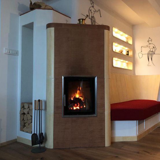 Bild enthält, Fireplace, Indoors, Hearth, Interior Design