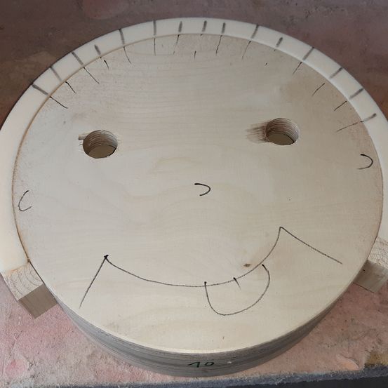 Bild enthält, Plywood, Wood, Furniture, Table, Tabletop