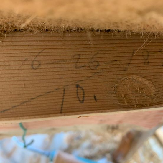 Bild enthält, Wood, Plywood, Indoors, Interior Design, Text