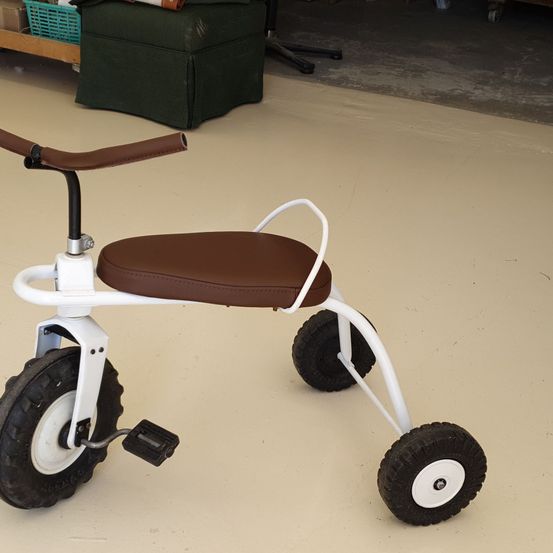 Bild enthält, Transportation, Tricycle, Vehicle, Machine, Wheel, Grass, Lawn, Lawn Mower, Plant, Tool