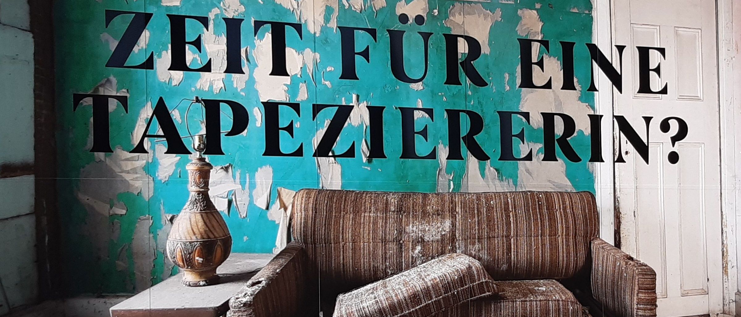 Bild enthält, Couch, Furniture, Indoors, Interior Design, Living Room, Cushion, Home Decor, Wall, Book, Publication