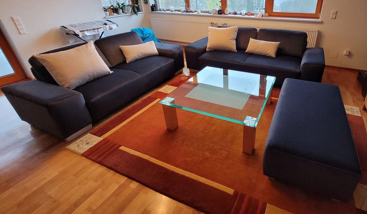 Bild enthält, Couch, Furniture, Living Room, Coffee Table, Table, Home Decor, Floor, Flooring, Wood, Hardwood