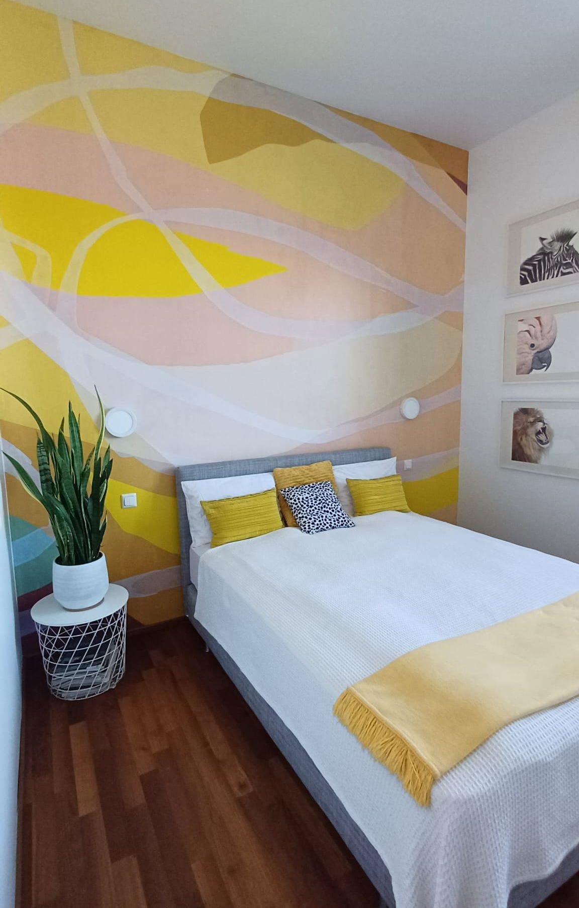 Bild enthält, Indoors, Interior Design, Home Decor, Furniture, Floor, Cushion, Bed, Bedroom, Room, Bed Sheet