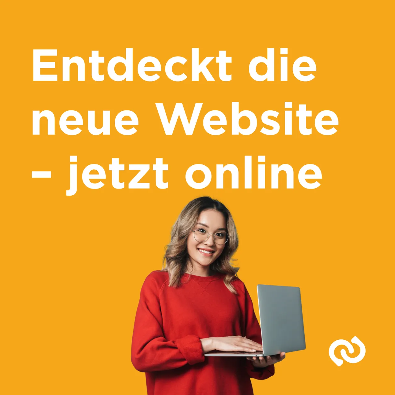 Eine lächelnde Frau in einem roten Pullover hält einen Laptop vor einem gelben Hintergrund. Der Text lautet 'Entdecke die neue Website - jetzt online'.