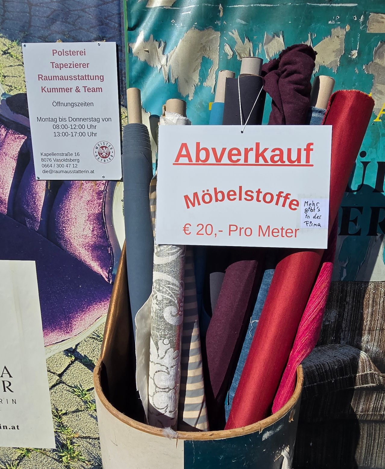 Ein Ausverkauf von Möbelstoffen wird angezeigt, mit einem Preisschild von 20 Euro pro Meter. Der Verkauf wird von Polsterei Tapezierer Raumausstatting Kummer & Team organisiert.