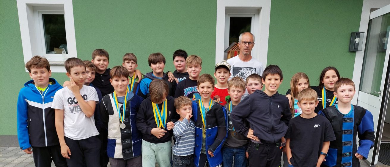 Bild enthält, Pants, People, Person, Jeans, Boy, Child, Male, Shoe, Jacket, Face