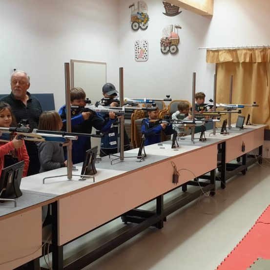 Bild enthält, People, Person, Firearm, Gun, Rifle, Weapon, Boy, Child, Male, Classroom