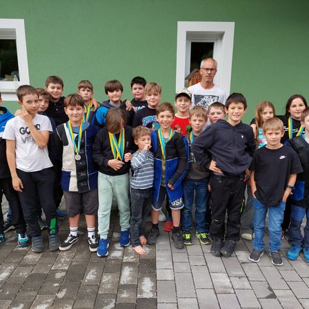 Bild enthält, Pants, People, Person, Jeans, Boy, Child, Male, Shoe, Jacket, Face