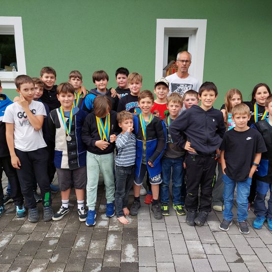 Bild enthält, Pants, People, Person, Jeans, Boy, Child, Male, Shoe, Jacket, Face