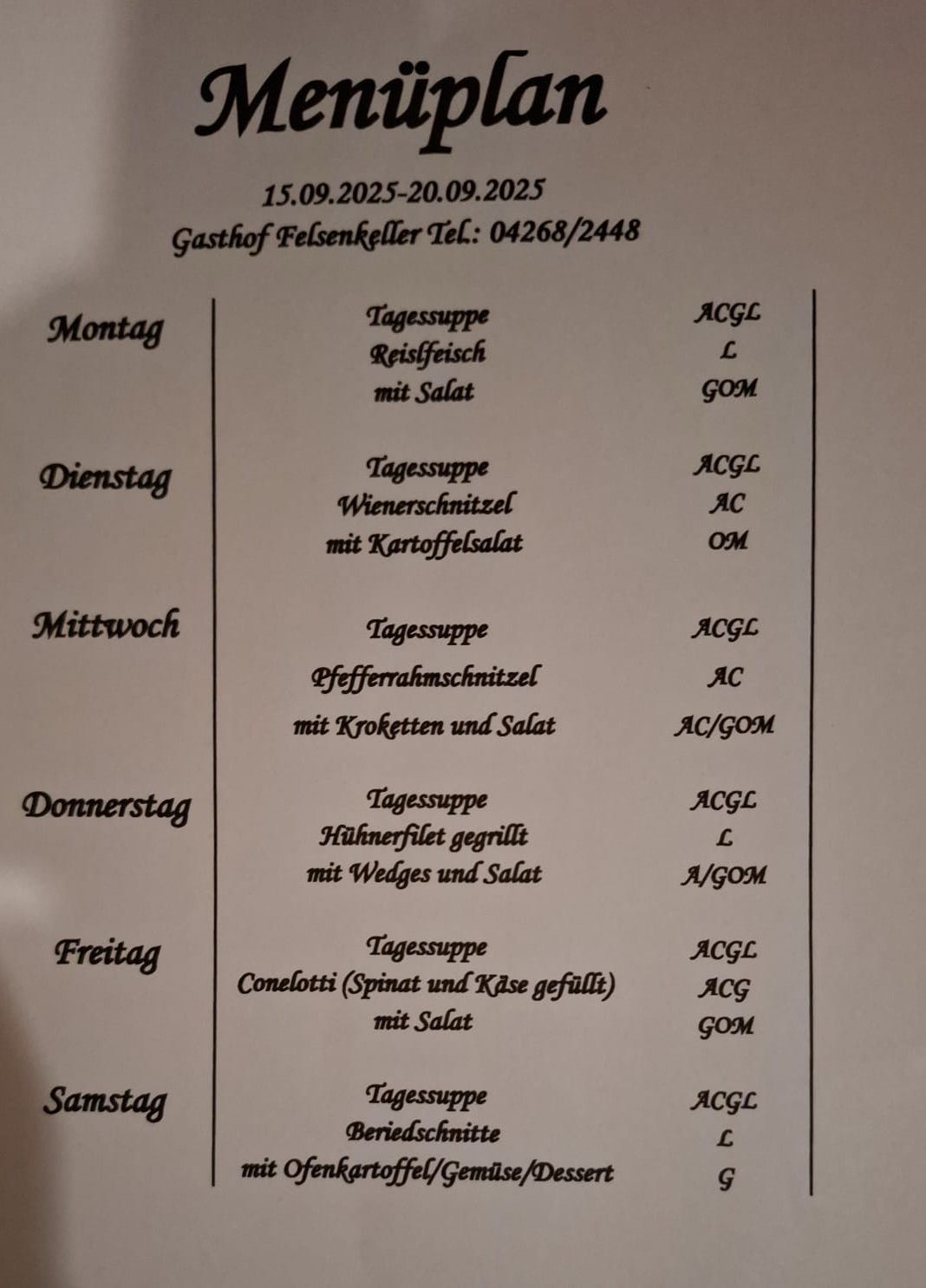 Wöchentliche Speisekarte vom 15.09.2025 bis 20.09.2025 im Gasthof Felsenkeller. Die Speisekarte umfasst Reisgerichte, Wiener Schnitzel, Pfefferbaconschnitzel, gegrilltes Hähnchenfilet und Conletti. Verschiedene Salatoptionen sind verfügbar.