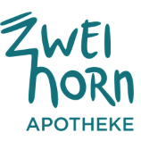 Das Bild zeigt das Logo für 'Zweihorn Apotheke', mit einem stilisierten 'Z', von dem eine doppelte Linie nach oben verläuft, gefolgt vom Wort 'horn' in einer größeren, fetten Schrift und 'APOTHEKE' in Kleinbuchstaben darunter. Das Logo ist auf weißem Hintergrund.