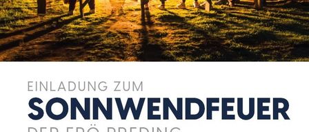 Ein Bild zeigt eine Gruppe von Menschen, die bei Nacht um ein Lagerfeuer sitzen, mit einem Banner darunter, das ein Lagerfeuer-Event ankündigt.