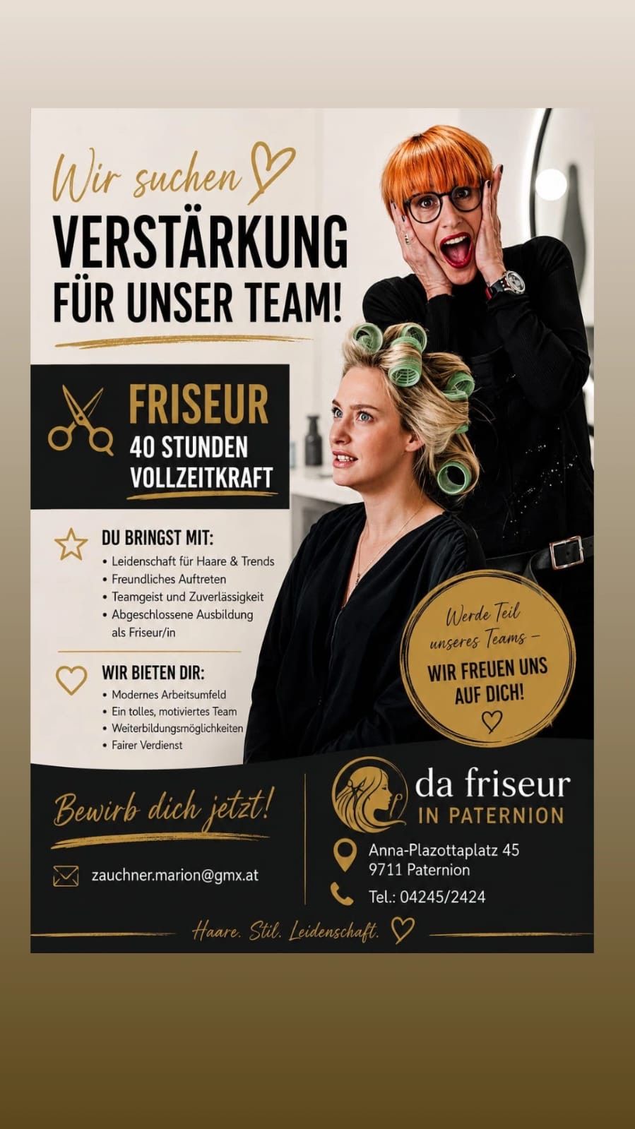 Ein Werbeplakat für eine Friseurstelle bei 'da friseur' in Paterion. Es zeigt eine Frau mit Lockenwicklern, eine Liste der erforderlichen Fähigkeiten und angebotenen Vorteile. Das Plakat ist auf Deutsch.