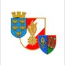 Das Bild zeigt eine heraldische Komposition mit drei Wappenschilden. Der obere Schild hat einen blauen Hintergrund mit einem goldenen Adler, der mittlere Schild hat eine Flamme und der untere Schild hat eine Bischofsmütze und ein Rad.