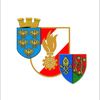 Das Bild zeigt eine heraldische Komposition mit drei Wappenschilden. Der obere Schild hat einen blauen Hintergrund mit einem goldenen Adler, der mittlere Schild hat eine Flamme und der untere Schild hat eine Bischofsmütze und ein Rad.