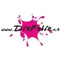 Ein pinkes Spritzerlogo mit schwarzem Text, der 'www.DieFolie.at' lautet, was auf eine Website für Die Folie hinweist, wahrscheinlich im Bereich Design oder Kreativität.