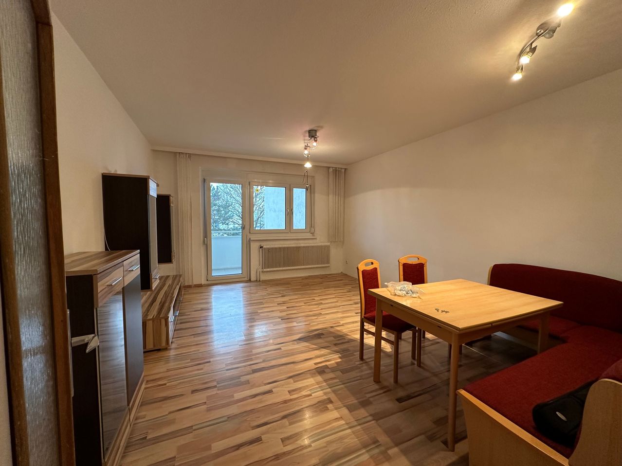 Bild enthält, Interior Design, Wood, Floor, Hardwood, Computer Hardware, Monitor, Screen, Living Room, Flooring, TV