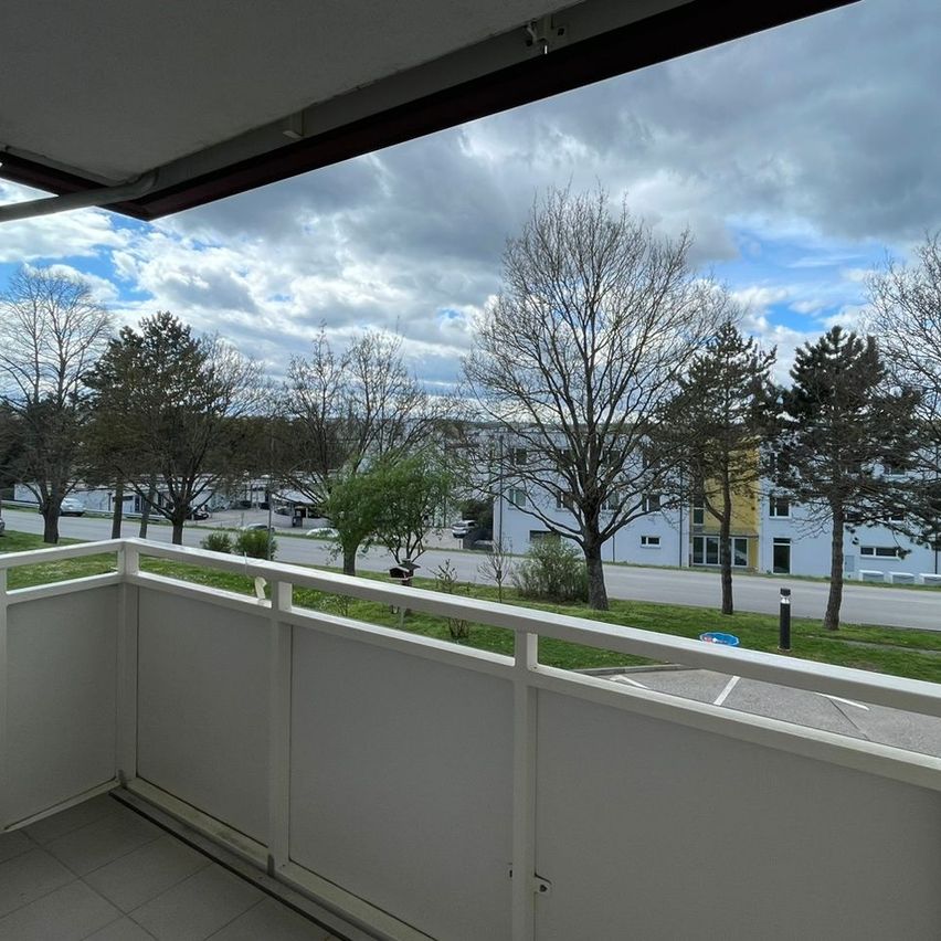 Bild enthält, Nature, Outdoors, Scenery, Architecture, Building, Balcony, Lakefront, Car, Transportation, Vehicle