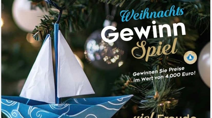 Weihnachtsgewinnspiel-Poster mit einem Papierboot, das an einem Weihnachtsbaum hängt. Es bietet die Chance, Preise im Wert von 4.000 Euro zu gewinnen. Das Bild zeigt einen festlichen Hintergrund mit einem Boot und Geldscheinen.
