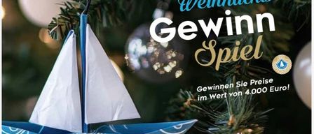 Weihnachtsgewinnspiel-Poster mit einem Papierboot, das an einem Weihnachtsbaum hängt. Es bietet die Chance, Preise im Wert von 4.000 Euro zu gewinnen. Das Bild zeigt einen festlichen Hintergrund mit einem Boot und Geldscheinen.