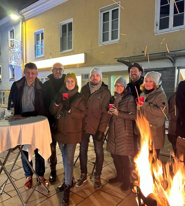 Bild enthält, People, Person, Coat, Adult, Male, Man, Bonfire, Flame, Face, Woman