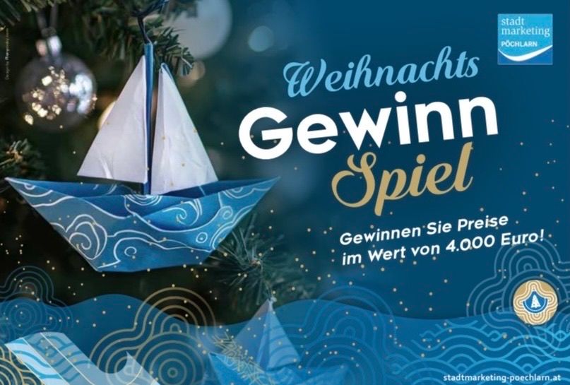 Ein Plakat mit einem blauen Segelboot, festlichen Dekorationen und dem Text 'Weihnachts Gewinn Spiel'. Es zeigt eine Aktion für ein Weihnachtsspiel mit Preisen bis zu 4.000 Euro.