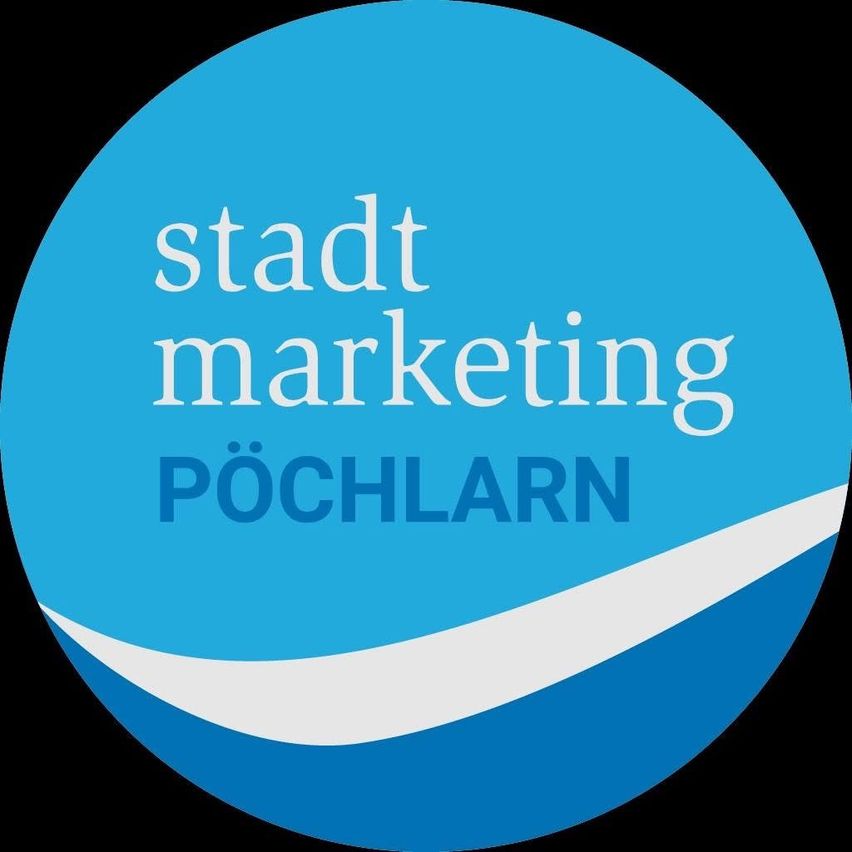 Das runde Logo zeigt die Worte 'stadt marketing Pöchlarn' in weiß auf einem blauen Hintergrund mit einer weißen Welle.