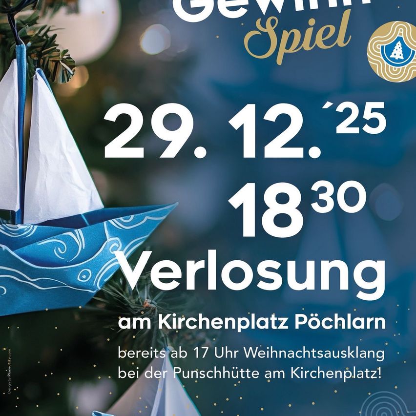 Eine Veranstaltungsankündigung für ein Weihnachtsspiel. Das Spiel findet am 29. Dezember um 18:30 Uhr statt. Es ist eine Preisverlosung am Kirchplatz. Der Plakat hat ein blaues Segelboot auf der linken Seite.