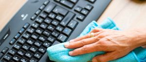 Bild enthält, Computer, Computer Hardware, Computer Keyboard, Electronics, Hardware, Person, Skin, Mouse, Cleaning