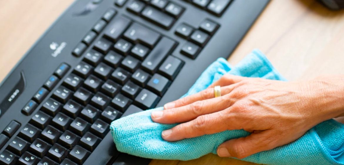 Bild enthält, Computer, Computer Hardware, Computer Keyboard, Electronics, Hardware, Person, Skin, Mouse, Cleaning