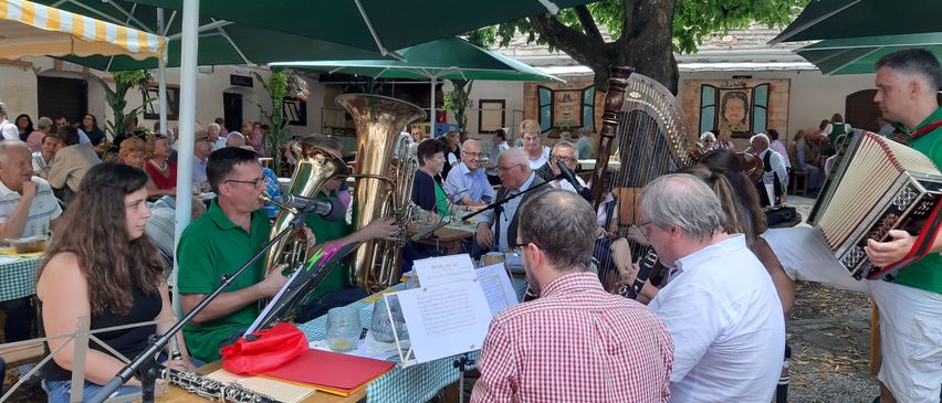 Bild enthält, Plywood, Wood, Shoe, Adult, Male, Man, Person, Female, Woman, Glasses