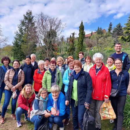 Bild enthält, Tree, Pants, People, Vegetation, Handbag, Coat, Grass, Jacket, Portrait, Park