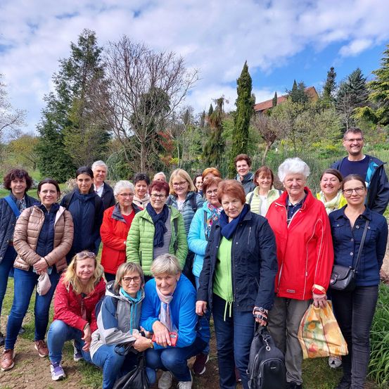 Bild enthält, Tree, Pants, People, Vegetation, Handbag, Coat, Grass, Jacket, Portrait, Park