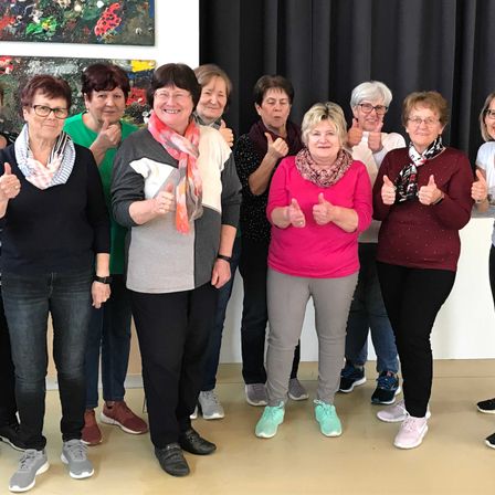 Bild enthält, Groupshot, Person, Adult, Female, Woman, Glasses, Male, Man, Scarf, Applause