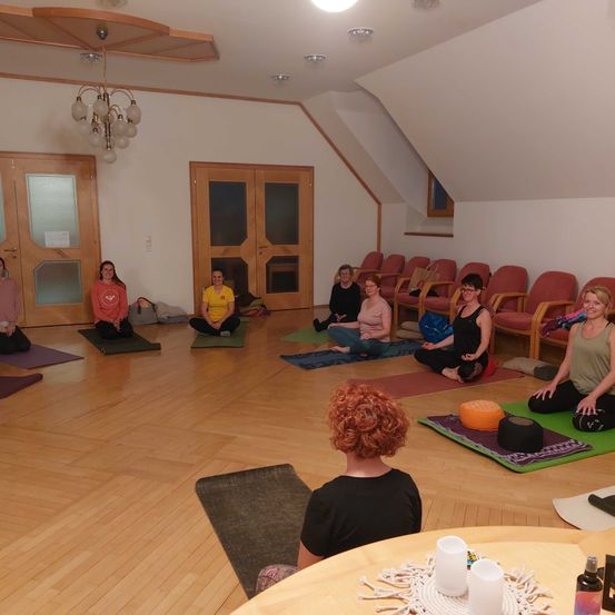 Bild enthält, Adult, Female, Person, Woman, Shoe, Fitness, Pilates, Working Out, Flooring, Handbag