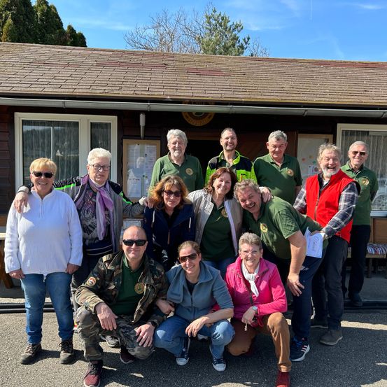 Bild enthält, Shelter, Pants, People, Person, Portrait, Shoe, Jeans, Glasses, Adult, Woman