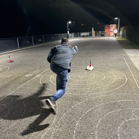 Bild enthält, Glove, Adult, Male, Man, Person, Shoe, Throwing, Car, Playing Basketball