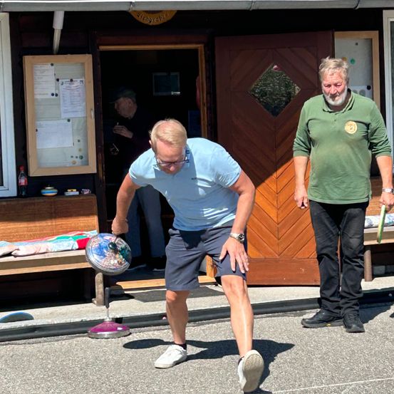 Bild enthält, Shorts, Sphere, Adult, Male, Man, Person, Shoe, Baby, Wristwatch, Glasses