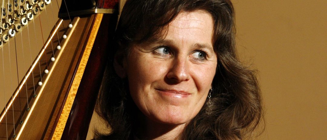 Bild enthält, Adult, Female, Person, Woman, Musical Instrument, Face, Head, Harp, Guitar