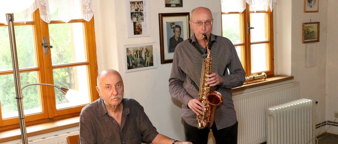 Bild enthält, Furniture, Table, Person, Portrait, Adult, Male, Man, Dining Room, Dining Table, Living Room