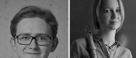 Zwei Schwarz-Weiß-Porträts von Personen, eine Frau und ein Mann. Der Mann trägt eine Brille und ein schwarzes Hemd. Die Frau hält eine Flöte. Beide lächeln.