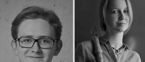 Zwei Schwarz-Weiß-Porträts von Personen, eine Frau und ein Mann. Der Mann trägt eine Brille und ein schwarzes Hemd. Die Frau hält eine Flöte. Beide lächeln.