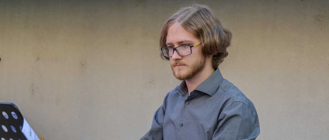 Bild enthält, Adult, Male, Man, Person, Music, Musician, Performer, Keyboard, Playing Keyboards, Face