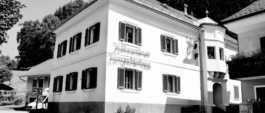 Bild enthält, Neighborhood, Building, House, Housing, Villa, Road, Car, Monastery, City, Person