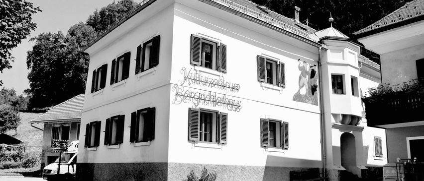 Bild enthält, Neighborhood, Building, House, Housing, Villa, Road, Car, Monastery, City, Person
