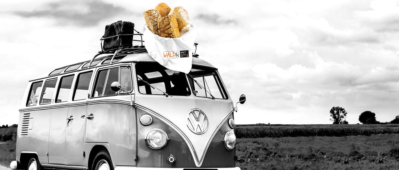 Bild enthält, Fun, Person, Road Trip, Vacation, Car, Vehicle, Caravan, Wheel, Handbag