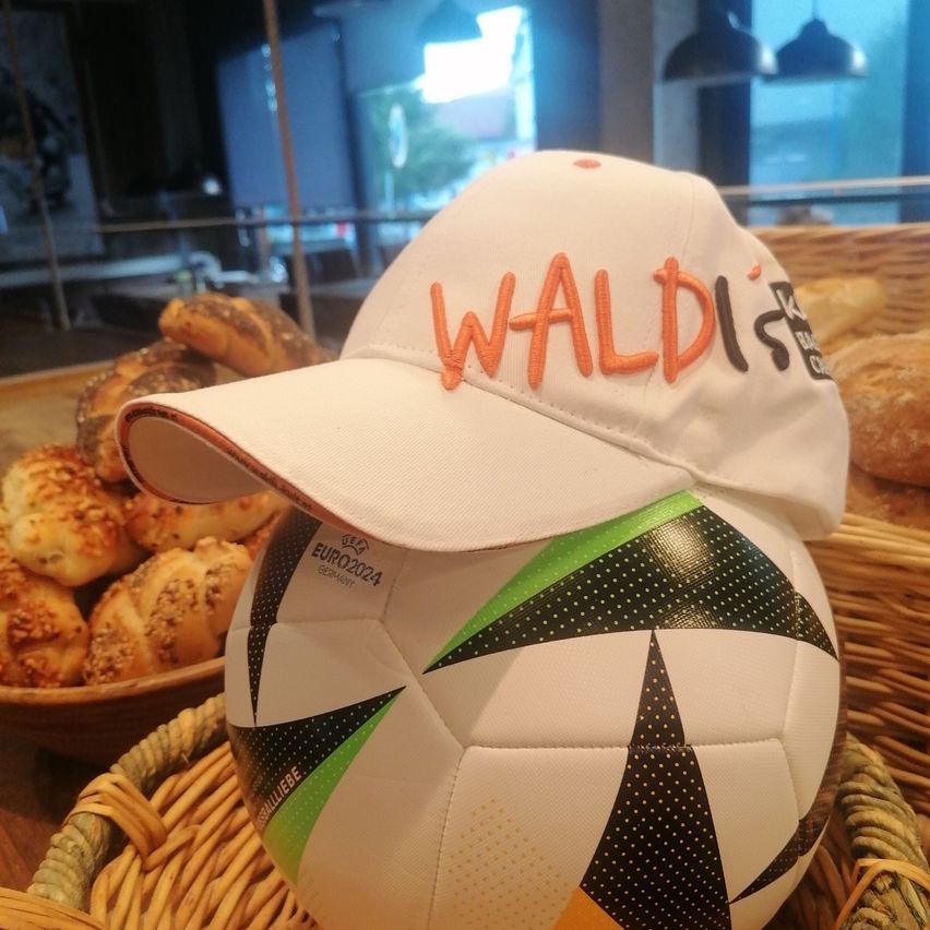 Bild enthält, Soccer Ball, Sport, Baseball Cap, Cap, Clothing, Hat, Sphere, Bread, Food, Ice Cream